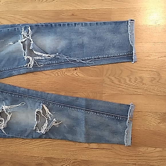 American Eagle Distressed Cropped Stretch Jeans. Size 4 - Picture 3 of 13
